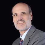 Retrato de um homem olhando para a câmera.