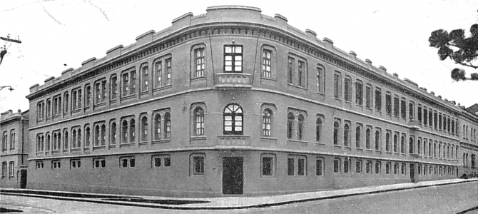 Fachada de um prédio de esquina com três andares.
