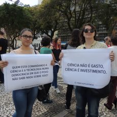 Marcha pela Ciência teve o apoio de docentes e alunos do Setor de Exatas